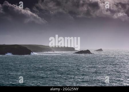 Abendlicht über den zwei felsigen Inseln vor der Küste von Newquay in Cornwall. Stockfoto