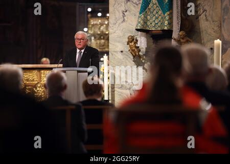 Aachen, Deutschland. August 2021. Bundespräsident Frank-Walter Steinmeier spricht bei einer Gedenkfeier nach einem ökumenischen Gottesdienst für die Opfer der Flutkatastrophe in Westdeutschland im Dom. Quelle: Oliver Berg/dpa-Pool/dpa/Alamy Live News Stockfoto