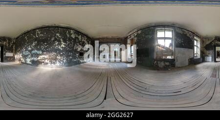 360 hdr-Panorama in verlassenen leeren Betonräumen oder Altbauten. Full nahtloses sphärisches hdri-Panorama in equiprecheckiger Projektion, ready AR VR vi Stockfoto