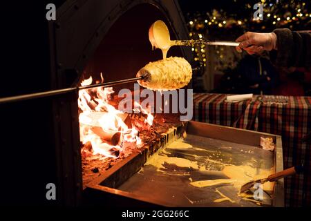 Moskau, Russland, Chakotis ist ein traditioneller litauischer, polnischer und weißrussischer Kuchen in ungewöhnlicher Form aus Eierteig, der auf offenem Feuer gebacken wird. Stockfoto