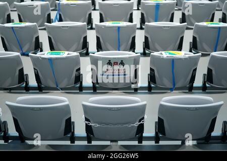 Covid-19-bezogene Schilder auf leeren Sitzen im Tokyo Aquatics Center am vierten Tag der Paralympischen Spiele von Tokio 2020 in Japan. Bilddatum: Samstag, 28. August 2021. Stockfoto