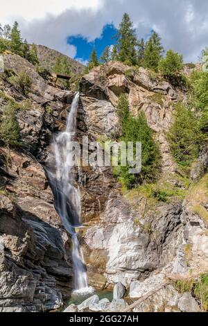 Vertikale Ansicht der berühmten Lillaz Wasserfälle, Cogne, Aostatal, Italien, an einem sonnigen Tag Stockfoto