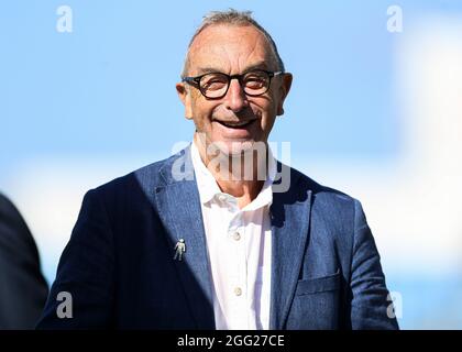 Sky Sports-Kommentator David Lloyd lächelt während des vierten Tages des dritten Test-Spiels im Emerald Headingley, Leeds. Bilddatum: Samstag, 28. August 2021. Stockfoto