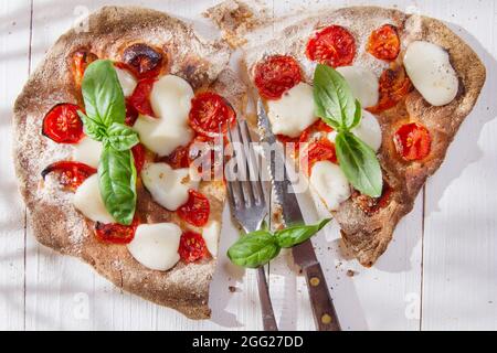 Margherita Pizza mit Vollkornmehl für Glucose Stockfoto