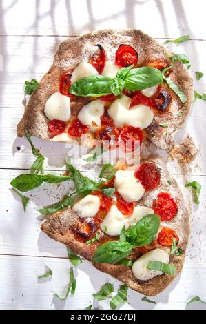 Margherita Pizza mit Vollkornmehl für Glucose Stockfoto