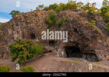 Luftbild über Einsiedlerhöhlen in der Donauknie. Fantastische alte Höhle in Borzsony Berge Ungarn. Untachable Natur Platz neben der Donau. H Stockfoto