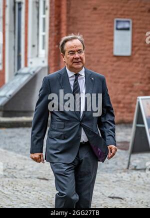 Aachen, Deutschland. August 2021. Armin Laschet (CDU), Ministerpräsident von Nordrhein-Westfalen, kommt zum ökumenischen Gottesdienst und zum Gedenkgottesdienst für die Opfer der Flutkatastrophe. Quelle: Malte Krudewig/dpa/Alamy Live News Stockfoto