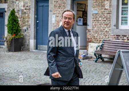 Aachen, Deutschland. August 2021. Armin Laschet (CDU), Ministerpräsident von Nordrhein-Westfalen, kommt zum ökumenischen Gottesdienst und zum Gedenkgottesdienst für die Opfer der Flutkatastrophe. Quelle: Malte Krudewig/dpa/Alamy Live News Stockfoto