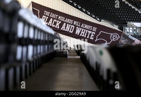 Ein Schild auf den Tribünen, auf dem die East Midlands steht, wird während des Sky Bet Championship-Spiels im Pride Park Stadium, Derby, immer schwarz und weiß sein. Bilddatum: Samstag, 28. August 2021. Stockfoto