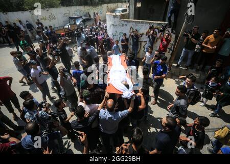 Gaza, Der Gazastreifen, Palästina. August 2021. Ein Verwandter trauert um Hassan Abu al-Neil Abu al-Neil, ein 12-jähriger palästinensischer Junge, der letzte Woche bei einer Demonstration an der Grenze zwischen Gaza und Israel durch ein israelisches Feuer in den Kopf geschossen wurde, starb am Samstag an seinen Verletzungen. (Bild: © Mahmoud Khattab/Quds Net News via ZUMA Press Wire) Stockfoto