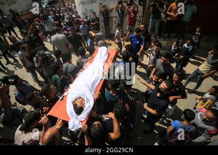Gaza, Der Gazastreifen, Palästina. August 2021. Ein Verwandter trauert um Hassan Abu al-Neil Abu al-Neil, ein 12-jähriger palästinensischer Junge, der letzte Woche bei einer Demonstration an der Grenze zwischen Gaza und Israel durch ein israelisches Feuer in den Kopf geschossen wurde, starb am Samstag an seinen Verletzungen. (Bild: © Mahmoud Khattab/Quds Net News via ZUMA Press Wire) Stockfoto