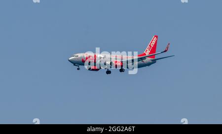Heraklion, Griechenland - 20. August 2021 - EINE Boeing 737-800 der britischen Low-Cost-Airline Jet2.com mit der Identifikationsnummer G-GDFC rückt näher Stockfoto