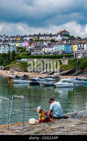 Vater und Tochter fischen vom Hafen von New Quay aus Stockfoto