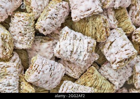 Zerfetzte Weizenkekse Frühstückszerealien mit Erdbeeraroma ohne Milch, Nahaufnahme direkt darüber. Stockfoto