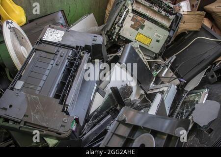 E-Abfall, der in skip in einem grünen Recyclingzentrum in Australien gesammelt wurde. Alte Computer, Bildschirme und Elektroschrott. Stockfoto