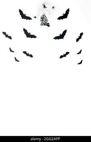 Schwarze fliegende Fledermäuse und Webspinnen auf weißem Hintergrund.Halloween, Dekoration und gruseliges Konzept Stockfoto
