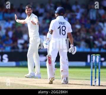 Der englische James Anderson (links) appelliert erfolglos für die LBW der indischen Virat Kohli am vierten Tag des Cinch Third Test Matches im Emerald Headingley, Leeds. Bilddatum: Samstag, 28. August 2021. Stockfoto