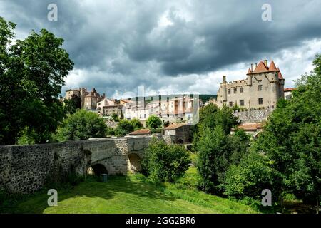 Village de Saint Amant Tallende, Brücke über den Fluss Monne und das Schloss Murol in Saint Amant, Puy de Dome, Auvergne Rhone Alpes, Frankreich Stockfoto