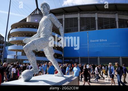 Eine neue Statue des ehemaligen Spielers David Silva von Manchester City vor dem Premier League-Spiel im Etihad Stadium in Manchester. Bilddatum: Samstag, 28. August 2021. Stockfoto