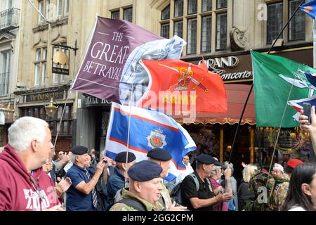 August, London, Großbritannien. Nordirland Veteranen und Familien marschieren Whitehall in London herunter, um gegen die historischen Strafverfolgungen zu protestieren, die gegen einige ehemalige Militärangehörige eingeleitet wurden.Quelle: graham mitchell/Alamy Live News Stockfoto