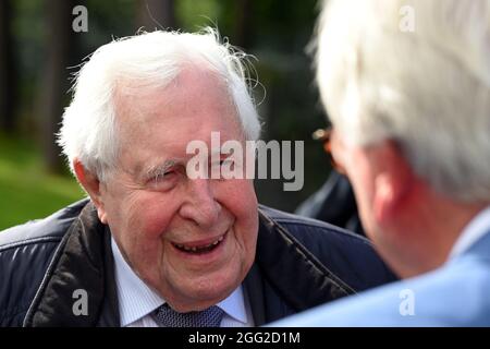 Geisa, Deutschland. August 2021. Laureat Bernhard Vogel (CDU, l), ehemaliger Ministerpräsident von Thüringen, wird von Volker Bouffier (CDU), Ministerpräsident von Hessen, bei der Verleihung des Point Alpha Awards im Point Alpha Memorial begrüßt. Der Preis zeichnet Personen aus, die sich für die deutsche und europäische Einheit hervorragend eingesetzt haben. Es ist mit 25,000 Euro dotiert. Quelle: Swen Pförtner/dpa/Alamy Live News Stockfoto