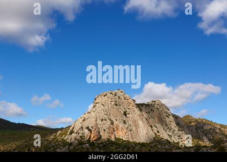 Cerro Romero Kalksteinbildung in Ardales, Provinz Malaga. Andalusien, Spanien Stockfoto