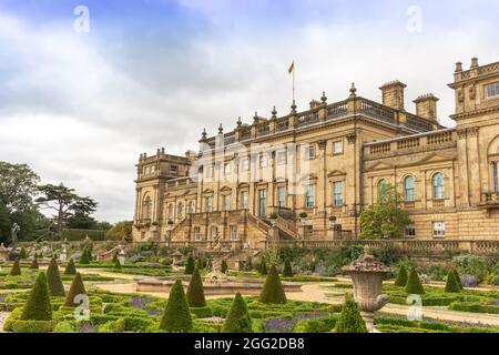 Blick auf die Gärten des Harewood House, dem Herrenhaus aus dem 18. Jahrhundert in Harewood in der Nähe von Leeds in Yorkshire, Großbritannien. Stockfoto