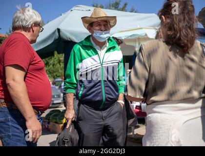 Sokobanja, Serbien, 19. Aug 2021: Die Menschen vor Ort auf einem Dorfmarkt Stockfoto