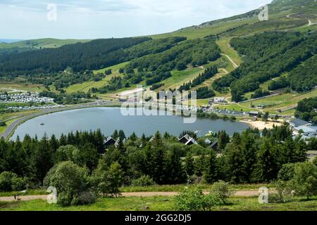 Blick auf den Lac des Hermines und das Winterskigebiet Super Besse im regionalen Naturpark der Vulkane der Auvergne, Puy de Dome, Auvergne Rhones Alpes, Frankreich Stockfoto