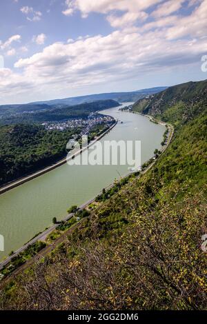 Rheintal Landschaft Blick auf die feindseligen Brüder Schlösser Sterrenberg und Liebenstein in Kamp-Bornhofen und das Dorf Bad Salzig Stockfoto