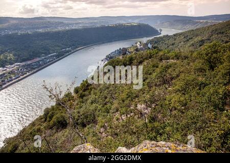 Rheintal Landschaft Blick auf die feindseligen Brüder Schlösser Sterrenberg und Liebenstein in Kamp-Bornhofen Stockfoto