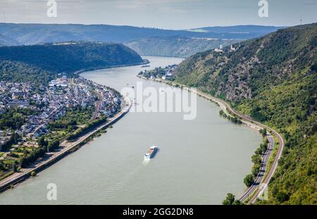 Rheintal Landschaft Blick auf die feindseligen Brüder Schlösser Sterrenberg und Liebenstein in Kamp-Bornhofen und das Dorf Bad Salzig Stockfoto