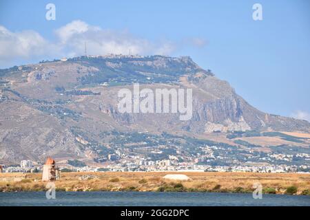 Mount Erice von der Saline von Trapani aus gesehen, Sizilien, Italien Stockfoto