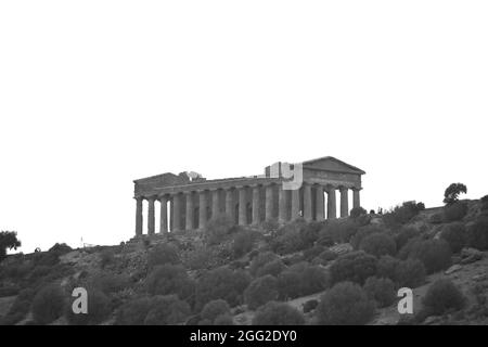 Blick auf den Concordia-Tempel bei Sonnenaufgang in schwarz-weiß, Valle dei Templi, Agrigent, Sizilien, Italien Stockfoto