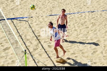 Brighton UK 28. August 2021 - Fußtennisspieler in Brighton genießen einen heißen, sonnigen Tag mit mehr Sonneneinstrahlung für den Rest des Feiertagswochenendes im August: Stockfoto