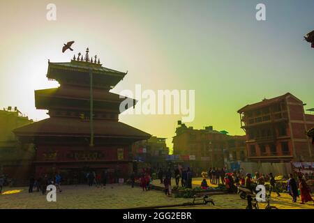 Der lokale Straßenmarkt von Bhaktapur am Taumadhi-Platz am Frühlingsmorgen. Stockfoto