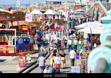 Brighton UK 28. August 2021 - Besucher genießen einen heißen, sonnigen Tag an der Küste von Brighton mit mehr Sonneneinstrahlung für den Rest des Feiertagswochenendes im August : Credit Simon Dack / Alamy Live News Stockfoto