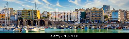 Heraklion, Griechenland - 20. August 2021 - Blick auf die Stadt Heraklion mit dem berühmten Hafen auf der griechischen Insel Kreta Stockfoto