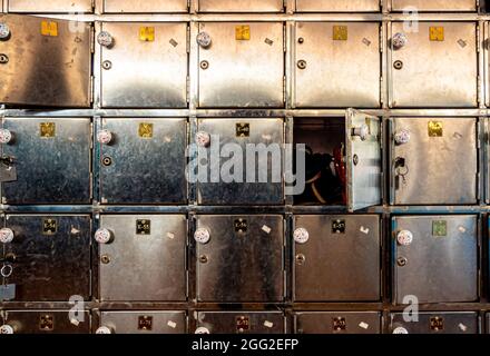 Vollformat-Nahaufnahme des alten und zerkratzten abschließbaren Wandschranks aus Edelstahl Stockfoto