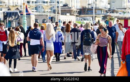 Brighton UK 28. August 2021 - an der Küste von Brighton ist an einem heißen, sonnigen Tag viel los und für den Rest des Feiertagswochenendes im August wird mehr Sonnenschein erwartet : Credit Simon Dack / Alamy Live News Stockfoto