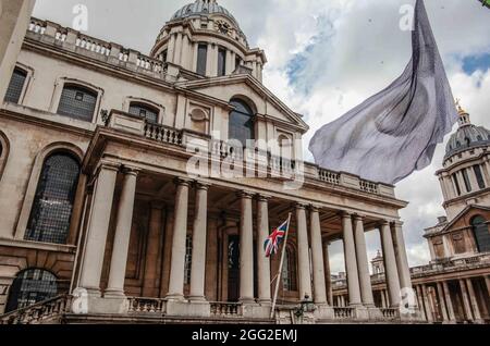 London UK 28. August 2021 im Rahmen des Greenwich & Docklands International Festival ist Dan Achers We Are Watching ein auffallendes Bild eines riesigen Auges, das auf einer monumentalen Flagge geflogen ist, bestehend aus tausenden digitalen Porträts, Beigetragen von Menschen aus 190 Ländern weltweit.die 10-stöckige Hochflagge soll eine klare Botschaft an die Staats- und Regierungschefs der Welt senden, die die Macht haben, Entscheidungen über den Klimawandel zu beeinflussen: Dass die Augen der Welt auf sie gerichtet sind. Wir beobachten, wie Greenwich vom 27. Bis 30. August vor der geplanten COP26 im Laufe dieses Jahres in Glasgow überflogen wird.Paul Quezada-Neiman/Alamy Stockfoto