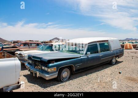 Klassischer amerikanischer Oldtimer aus den 1960er Jahren buick und andere zerstörte Autos auf dem Schrottplatz in Arizona Stockfoto