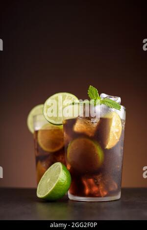 Cuba Libre Cocktail. Alkoholisches Getränk mit Cola, Rum, Limette und Minze. Cuba Libre oder Long Island Eistee Cocktail. Stockfoto