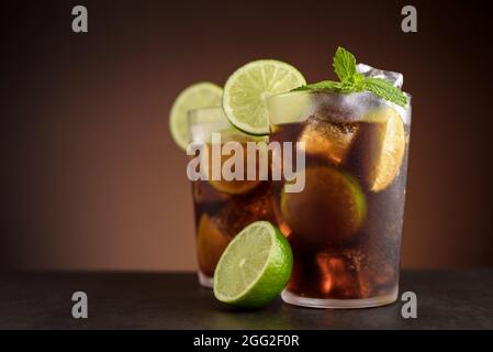 Cuba Libre Cocktail. Alkoholisches Getränk mit Cola, Rum, Limette und Minze. Cuba Libre oder Long Island Eistee Cocktail. Stockfoto