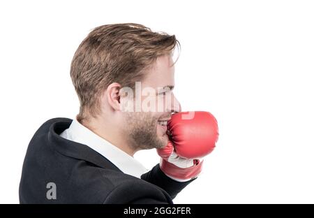 Glücklicher Geschäftsmann trägt Boxhandschuh und Business-Anzug isoliert auf weißen, kämpfenden Mann Stockfoto