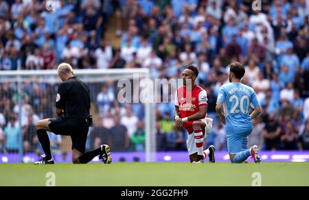 Pierre-Emerick Aubameyang von Arsenal kniet beim Premier League-Spiel im Etihad Stadium in Manchester. Bilddatum: Samstag, 28. August 2021. Stockfoto