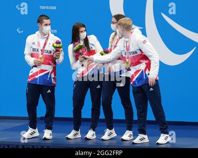 Die britische Reece Dunn, Jordan Catchpole, Bethany Firth und Jessica-Jane Applegate feiern, nachdem sie am vierten Tag der Paralympischen Spiele in Tokio 2020 Gold beim Mixed 4x100 m Freestyle - S14 Final im Tokyo Aquatics Center gewonnen haben. Bilddatum: Samstag, 28. August 2021. Stockfoto