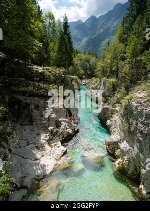 Wunderschöne Türkis Gebirgsfluss. Soca (Isonzo), Julischen Alpen, Slowenien. Beliebtes touristisches Ausflugsziel. Stockfoto