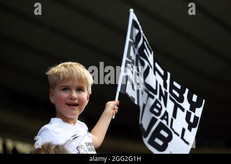 Ein junger Derby County-Fan auf den Tribünen während des Sky Bet Championship-Spiels im Pride Park Stadium, Derby. Bilddatum: Samstag, 28. August 2021. Stockfoto