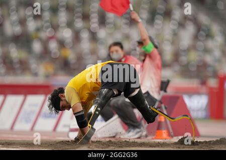 Tokio, Japan. August 2021. Paralympics: Leichtathletik, Weitsprung, Männer, Finale, im Olympiastadion. Die rote Flagge wird angezeigt. Der Sprung von Ali Lacin aus Deutschland wird als ungültiger Versuch gewertet. Kredit: Marcus Brandt/dpa/Alamy Live Nachrichten Stockfoto